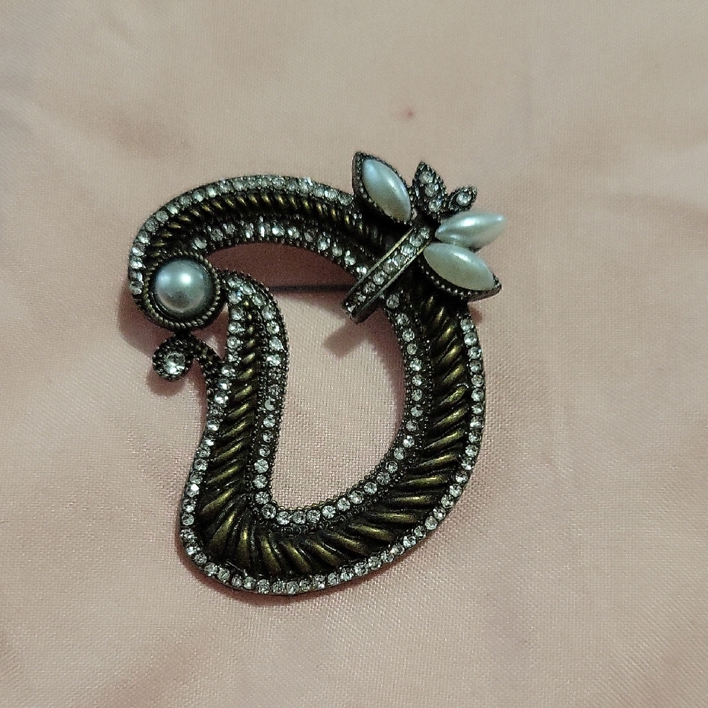 Fashion Jewelry Vintage-Inspired Pearl and Crystal Brooch Os